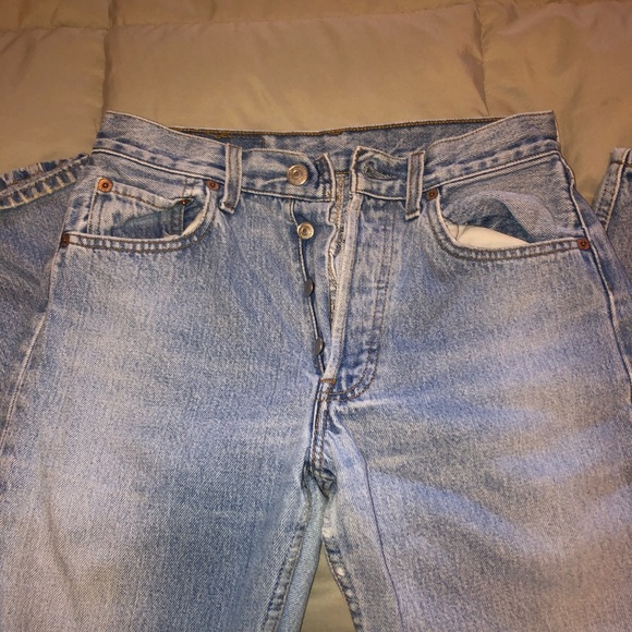 Light wash Levi’s mom jeans - Picture 2 of 4